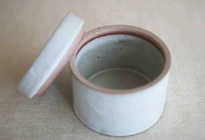 蓋を外した容器の内側