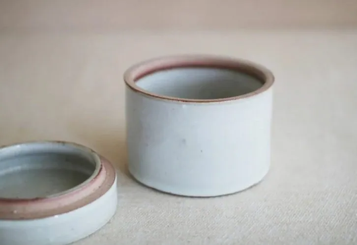 蓋をずらして置いた陶器の容器