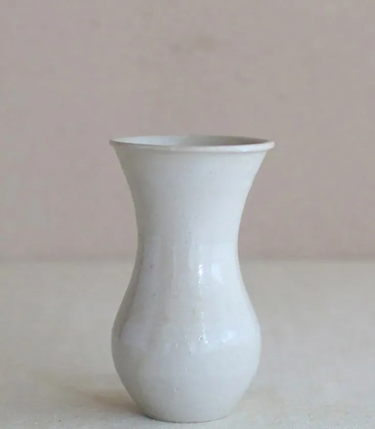 白い釉薬の小型の花瓶