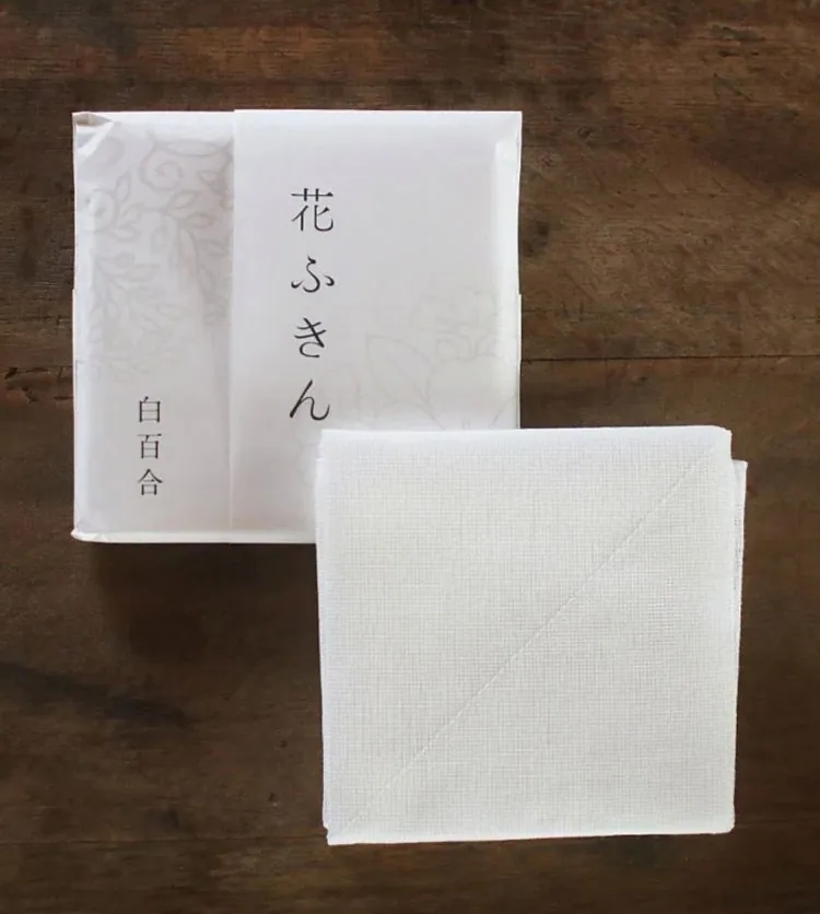 「花ふきん」と書かれた帯をかけた白い布巾