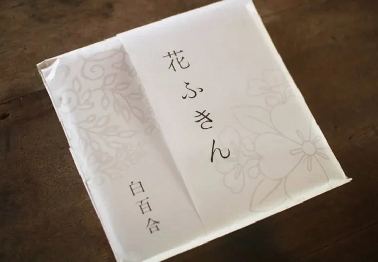 パッケージに入った花ふきんと木の机