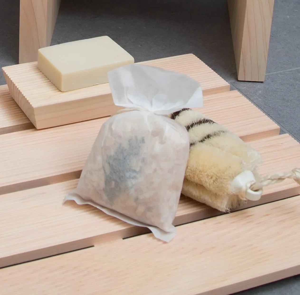 ヒノキの削りくずを入れた布袋と石けん