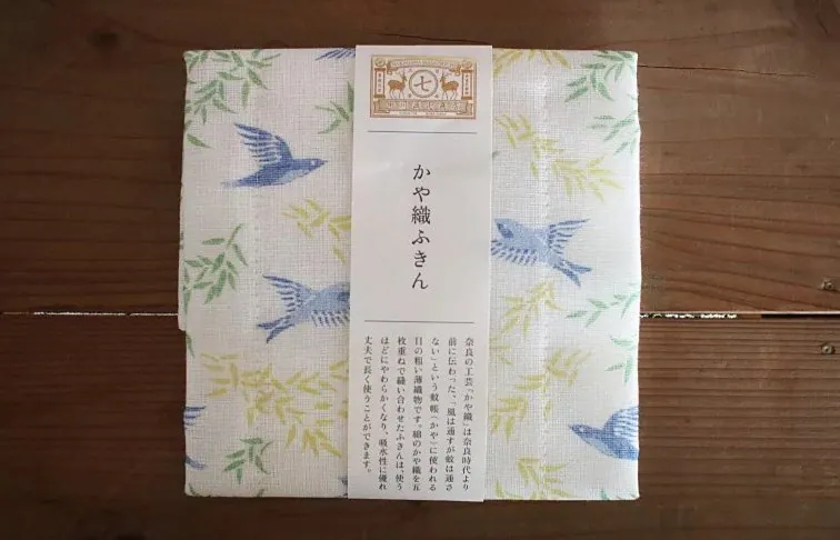 帯をかけた綿タオルと木の机