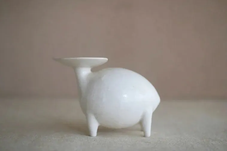 白い陶器の小さな生き物の置物
