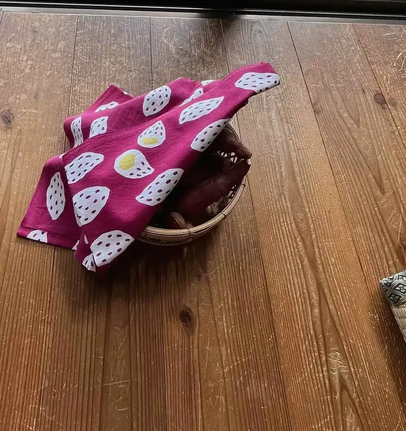 手ぬぐいでかごを包んだ様子